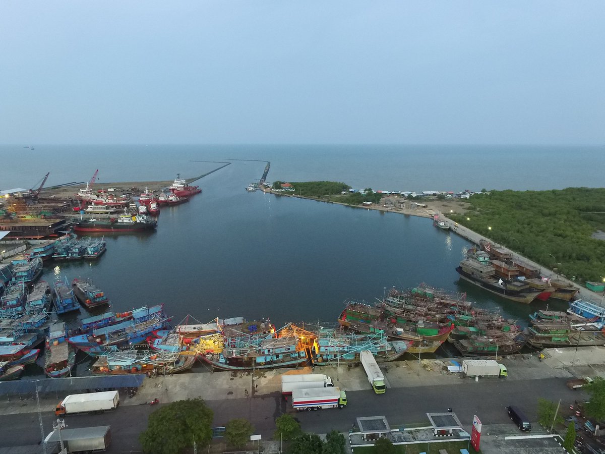 ZainiKP's tweet photo. Diusulkannya 2 lokasi pelabuhan tsb, selain memiliki keunggulan komparatif dlm mendukung kebijakan PIT, jg identik dgn icon pariwisatanya &amp; kental dgn nilai budaya. Diharapkan selain dpt meningkatkan perekonomian dr sektor perikanan, jg dpt menarik minat wisatawan utk berkunjung. https://t.co/KmrHdCN2VL