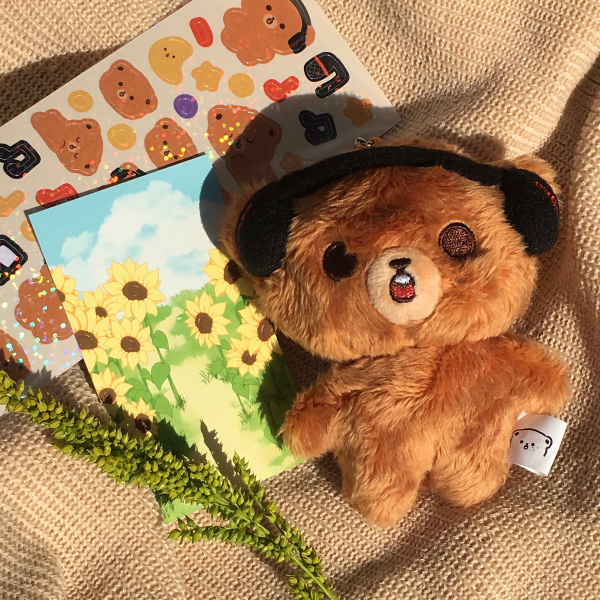 haechlab's tweet photo. 🎧🧸☀️🛋🌻 https://t.co/qCsM3Lch5F