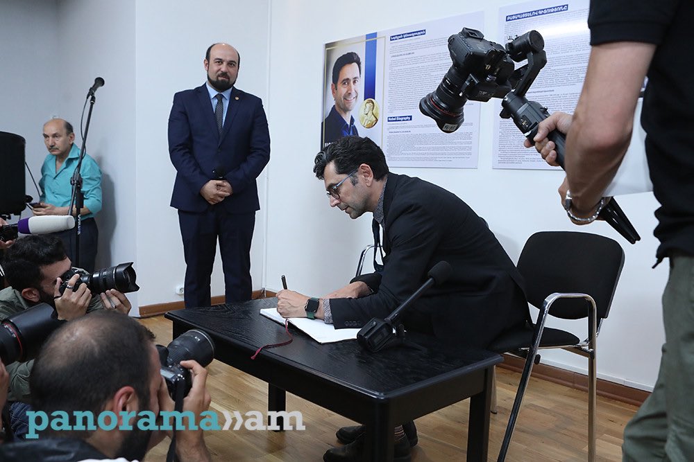 naghdalyan's tweet photo. Simply amazing!

@NobelPrize winner Ardem Patapoutian (@ardemp) gave his prize for display to History Museum of #Armenia to encourage Armenian youth. 

“Future of @armenia depends on science and scientific mind to make rational decisions” https://t.co/kuPOoxhd14
