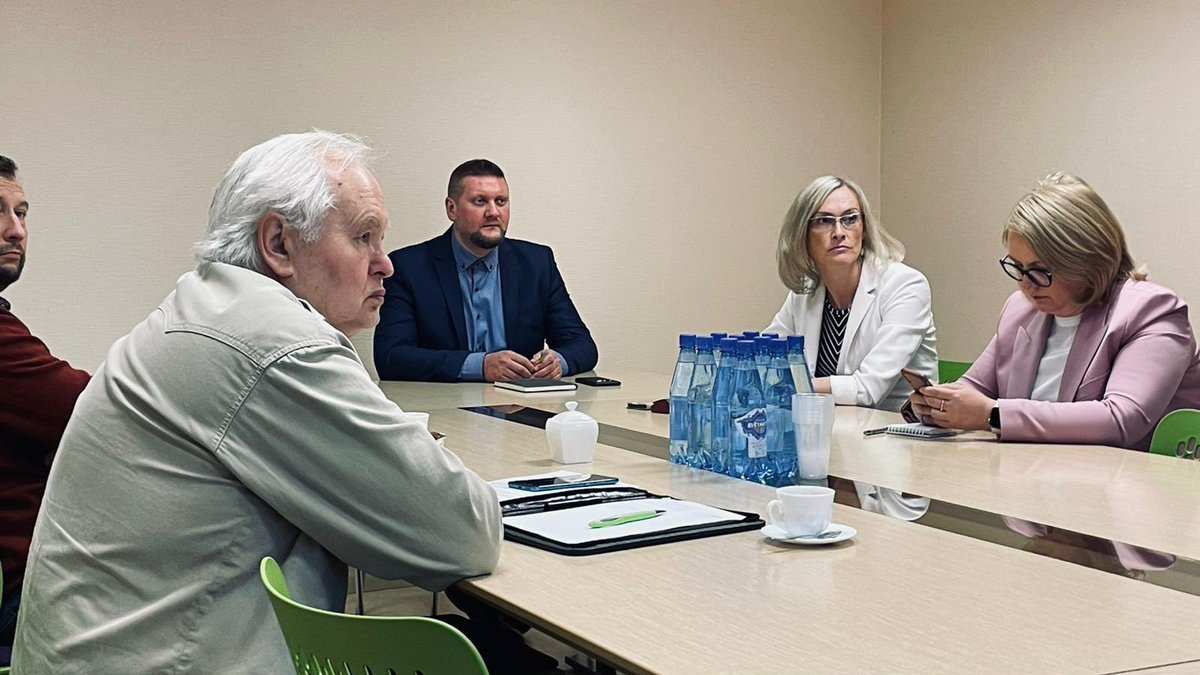 ZemesDienests's tweet photo. 🖌 Ar SIA "Sertifikācijas centrs"  un Latvijas Mērnieku biedrības pārstāvjiem pārrunājām kā turpmāk pārraudzīsim sertificēšanas institūcijām zemes kadastrālās uzmērīšanas jomā deleģēto uzdevumu izpildi. 
Plašāka informācija: https://t.co/qb9GxEIgP2 

#sadarbība  #sertificēšana https://t.co/2HiI4Gcuev