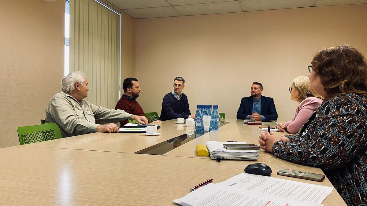 ZemesDienests's tweet photo. 🖌 Ar SIA "Sertifikācijas centrs"  un Latvijas Mērnieku biedrības pārstāvjiem pārrunājām kā turpmāk pārraudzīsim sertificēšanas institūcijām zemes kadastrālās uzmērīšanas jomā deleģēto uzdevumu izpildi. 
Plašāka informācija: https://t.co/qb9GxEIgP2 

#sadarbība  #sertificēšana https://t.co/2HiI4Gcuev