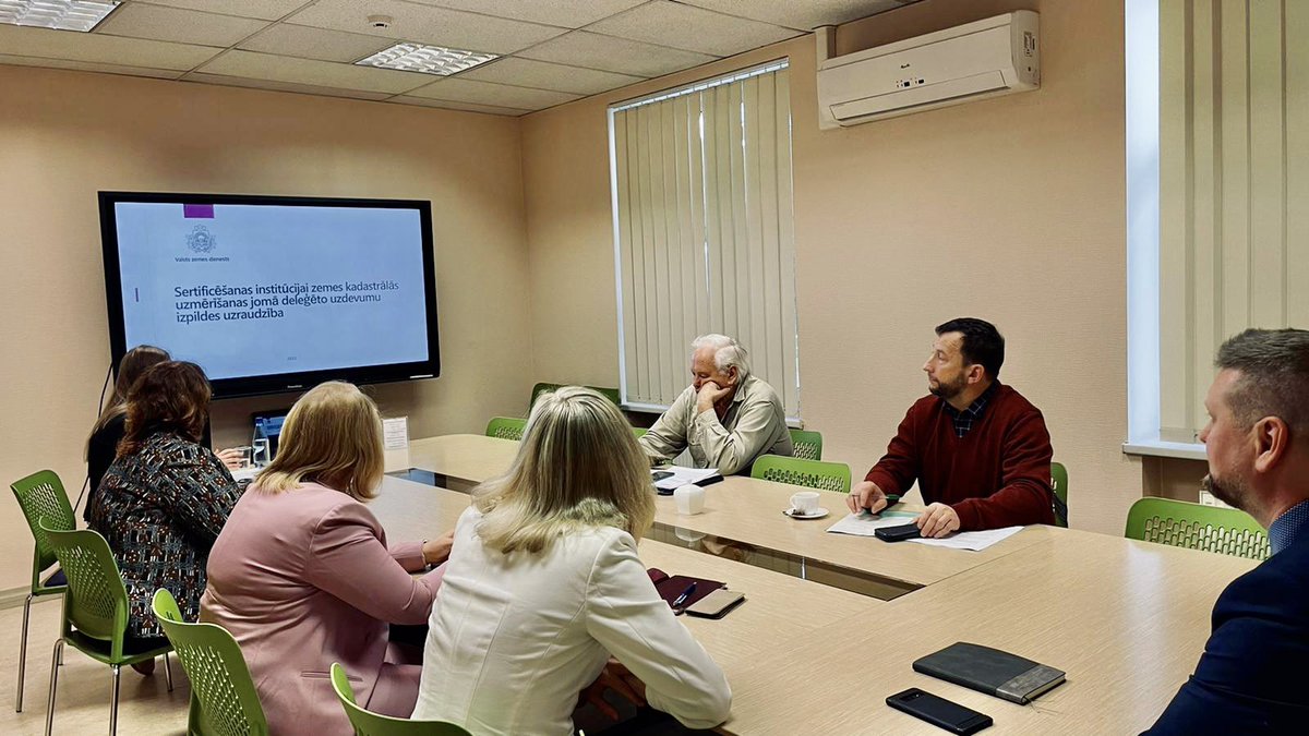 ZemesDienests's tweet photo. 🖌 Ar SIA "Sertifikācijas centrs"  un Latvijas Mērnieku biedrības pārstāvjiem pārrunājām kā turpmāk pārraudzīsim sertificēšanas institūcijām zemes kadastrālās uzmērīšanas jomā deleģēto uzdevumu izpildi. 
Plašāka informācija: https://t.co/qb9GxEIgP2 

#sadarbība  #sertificēšana https://t.co/2HiI4Gcuev