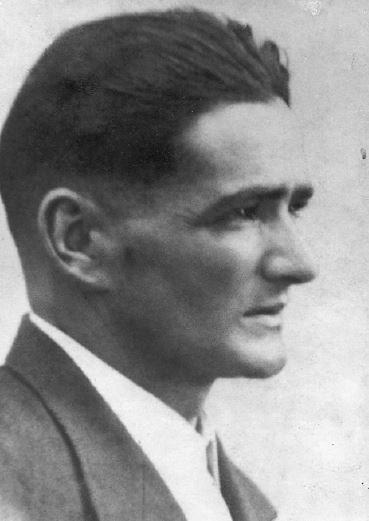 TxertoaA's tweet photo. Uno de los hernaniarras de Comète fue Juan Manuel Larburu. No vivió para contarlo: fue detenido en 1943 y deportado al campo de Flossenbürg, donde murió en 1944. Tenía 32 años.
#redesderesistencia #laresistence #HistoriaDeEuskalHerria #HistoriaDelPaísVasco #Hernanikohistoria👇 https://t.co/QYDYHTkG2u