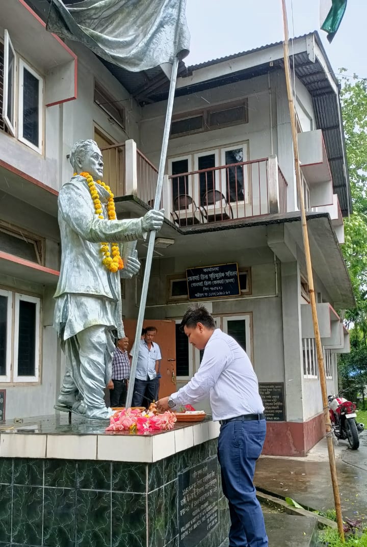 শ্বহীদ কুশল কোঁৱৰৰ মৃত্যু বাৰ্ষিকী উপলক্ষে আজি গোলাঘাট জিলা প্ৰশাসনৰ উদ্যোগত সহকাৰী আয়ুক্ত, জিলা সাংস্কৃতিক বিষয়া অম্লান ফুকনে গোলাঘাটৰ জিলা পুথিভঁৰাল চৌহদত থকা শ্বহীদগৰাকীৰ প্ৰতিমূৰ্তিৰ সন্মুখত বন্তি প্ৰজ্বলন আৰু পুষ্পাঞ্জলি অৰ্পন কৰি শ্ৰদ্ধা নিবেদন কৰে 
<a href="/diprassam/">DIPR Assam</a> <a href="/dcgolaghat/">District Commissioner, Golaghat</a>