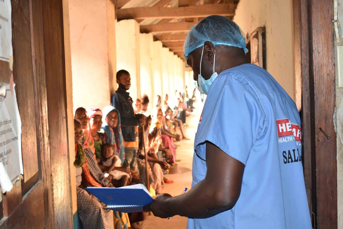 healafricardc1's tweet photo. Par dizaines, elles s’alignent devant la salle d’opération chaque matin, enthousiasmées par le vif désir d’en finir le plus tôt possible avec les diverses pathologies gynécologiques qu’elles portent depuis plusieurs années, à l’HGR de Kunda, province du Maniema. #PRVBG #FSRDC https://t.co/QTpey3TsOb