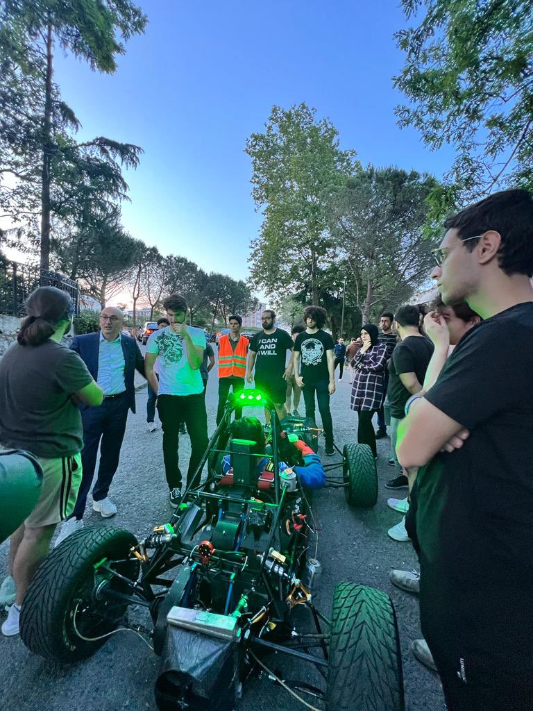 proftameryilmaz's tweet photo. Avrupa’da yarışacak YTÜ Racing Takımının yeni elektrikli aracının test sürüşünü izledik. Bu takım çok başarılı, 50 YTÜ mühendislik öğrencisi bunu özel kılıyor. Sizlerle gurur duyuyoruz. 
#ÖğrencileriyleLiderYTÜ https://t.co/p5r4a0OUN1