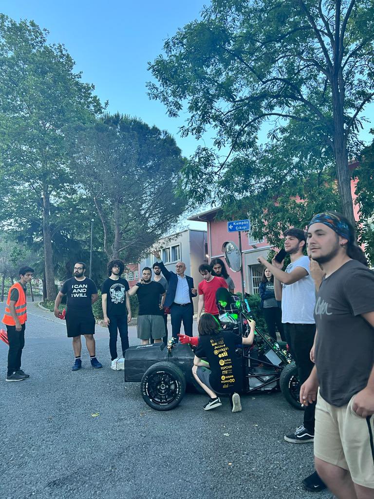 Avrupa’da yarışacak YTÜ Racing Takımının yeni elektrikli aracının test sürüşünü izledik. Bu takım çok başarılı, 50 YTÜ mühendislik öğrencisi bunu özel kılıyor. Sizlerle gurur duyuyoruz. 
#ÖğrencileriyleLiderYTÜ