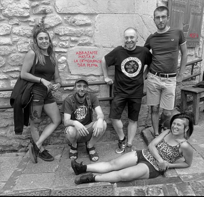 Ba hori guztia egin dugu <a href="/txo_eh/">Eh txo! 🇵🇸</a> irratsaioko 2. denboraldian. Plazer handi bat izan da uhinak astintzea, musika eta memoria uztartuz, egunero gauza berriak ikasten konpainia ezinhobearekin. Aupa zuek, <a href="/idoia_ruiz/">idoia</a>, <a href="/AndaleUrtaran/">Andale Urtaran</a>, <a href="/benatgstz/">Beñat GSTZ</a> eta Amparo! ez dadila haria eten 😉✊🏿