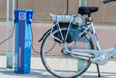 Jeg har 'elsykkelrekkeviddeangst' . Finnes det noen steder hvor jeg kan lade min elsykkel i Oslo? Hva med Huk, fe? Elbillading finnes overalt.  <a href="/BymiIjoetaten/">Bymiljøetaten</a> #sykkeltwitter