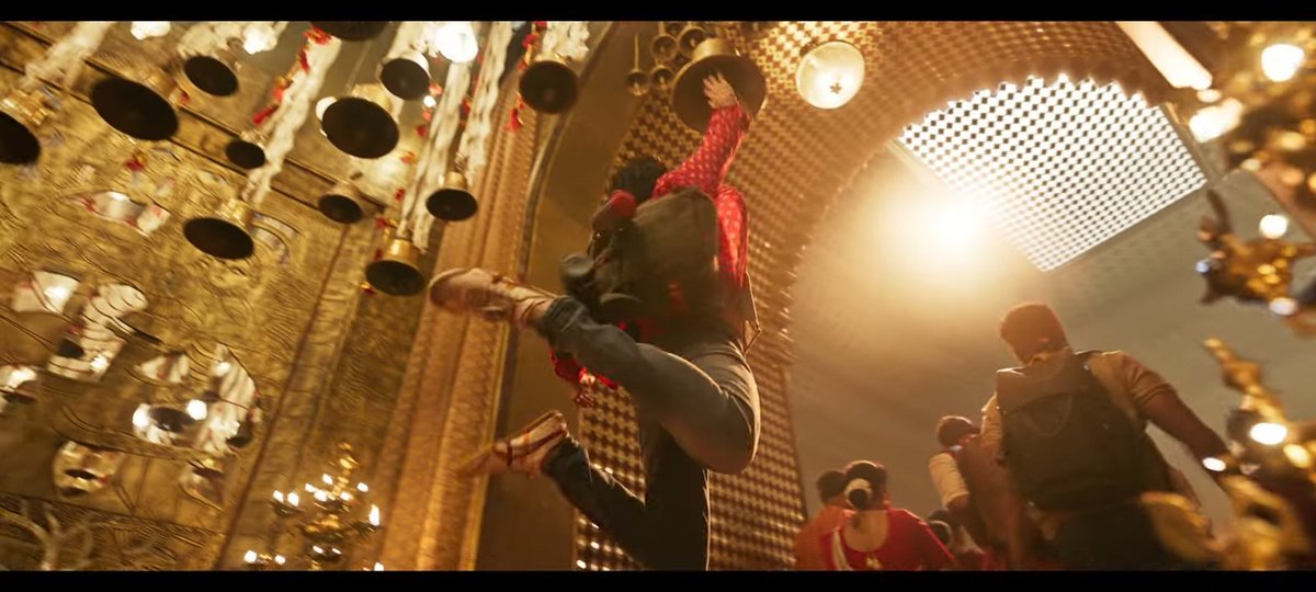 CaptainStump07's tweet image. Entering Temple with shoes, this is what we can expect from Urduwood. Bollywood never misses a chance to hurt our sentiments towards Sanatana Dharma.
#BoycottBollywood #BoycottBrahmastra