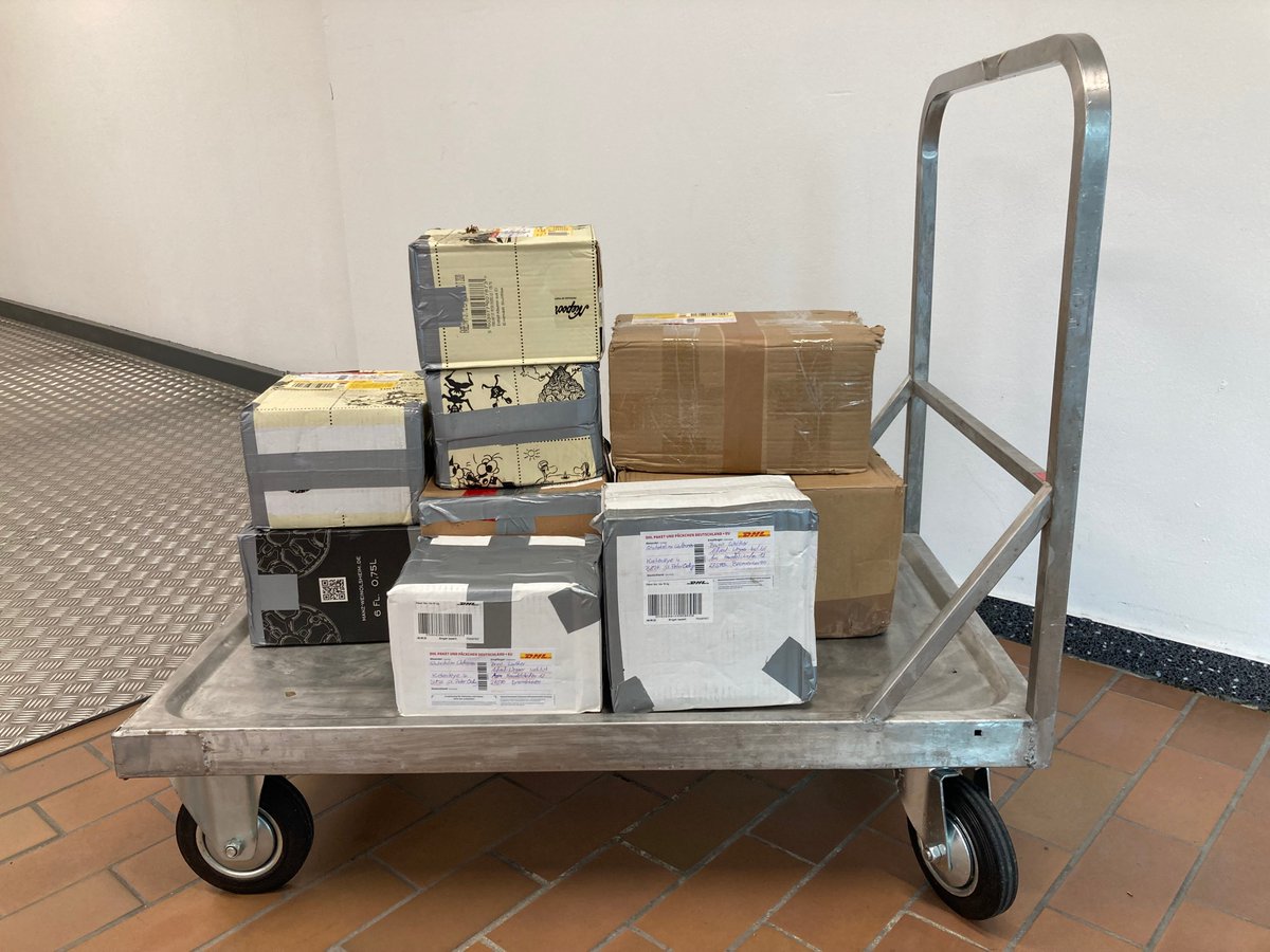 Wow, danke an die vielen fleißigen Sammler:innen, Euer Sand ist angekommen🤗! In den nächsten Wochen wird er getrocknet, gewogen, gesiebt, sortiert &amp; anthropogene Partikel mit unserem ATR-FTIR analysiert, um das #Mikroplastik zu bestimmen! #CitizenScience #Bürgerforschung <a href="/AWI_de/">AWI Medien</a>