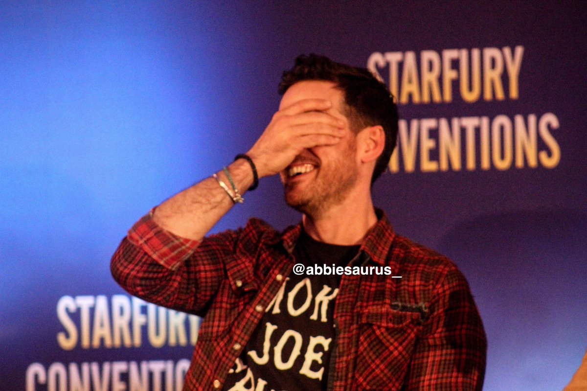IdyllicCaptain's tweet photo. 3 years ago, the best Q&amp;A I’ve ever attended took place with #GinniferGoodwin, @JoshDallas and @colinodonoghue1 at @starfuryevents’ #Enchanted2. One hour spent smiling and laughing with guests who seemed to enjoy being there as much as we did 🤩💖 https://t.co/rKlXadyVYq