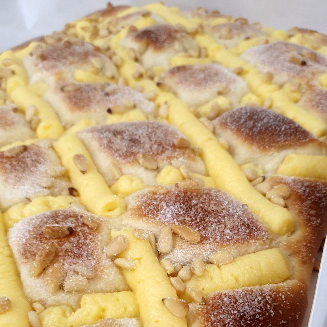 Ja estem preparant les coques de #SantJoan perquè aquest any gaudeixis al màxim de la revetlla. 🔥🎉🎇 Tenim per tots els gustos: fruita, crema, pinyons, nata, xocolata, cabell d’àngel, i llardons. A què esperes? Encarrega les teves coques per Sant Joan. 😉 #FornPadró #NouBarris