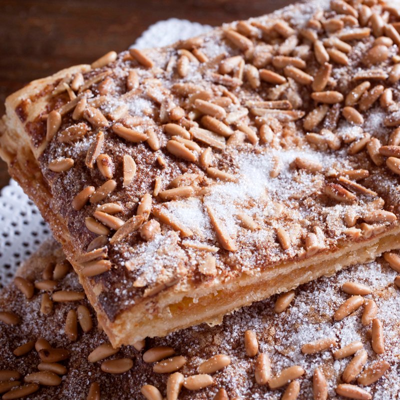 Encarrega les coques de Sant Joan trucant al 93 430 10 70 i recull-les a la #pastisseria. Estem a l’Av. Sarrià, 45 de #Barcelona. Et presentem la coca de pasta de full i cabell d’àngel per gaudir de la nit de #SantJoan. 🎆🔥 #SantJoan2022