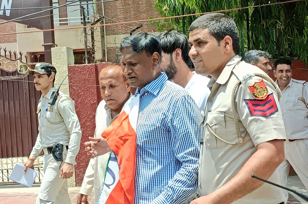 Dr_Uditraj's tweet photo. आज तीसरे दिन भी गोल डाकखाने के पास से हिटलर की पुलिस ने किया गिरफ्तार https://t.co/S2kCbRcKxA