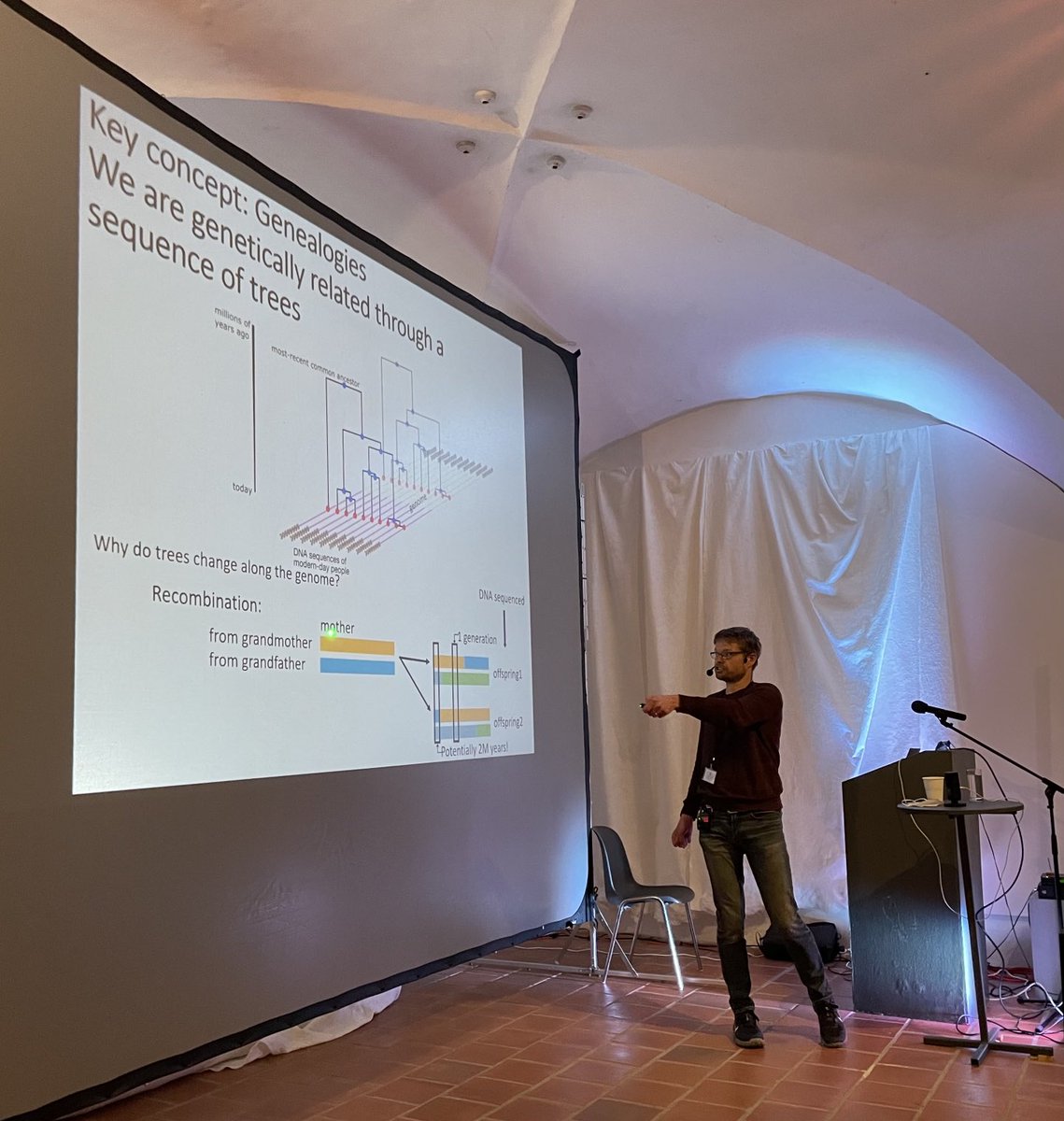 In today’s lecture at ⁦@evomics⁩ #wpsg2022, ⁦@simon_r_myers⁩ is presenting genealogies, recombination, tree sequences, and how we can infer these with the latest tools.