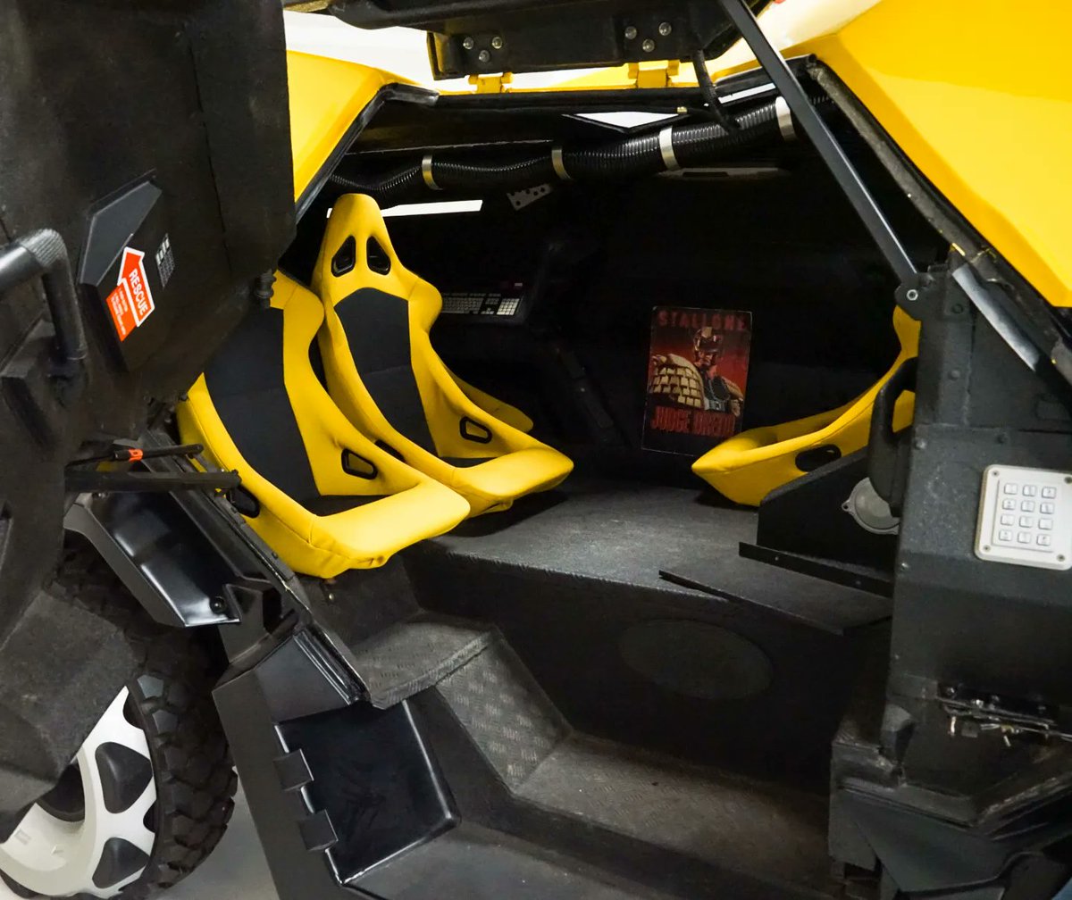 landroverpa's tweet photo. A fully loaded #LandRover #MegaCity1, City Cab from the 1995 #SylvesterStallone iteration of #JudgeDredd by British film maker #DannyCanon, previously known for the #JudeLaw/#SadiFrost sleeper-hit, #Shopping
#FC101 #101Forwardcontrol #Serieslandrover #landroverphotoalbum https://t.co/qSNay02cc2