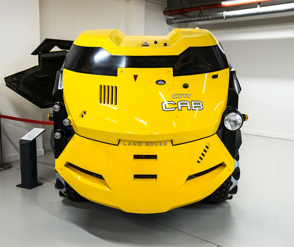 landroverpa's tweet photo. A fully loaded #LandRover #MegaCity1, City Cab from the 1995 #SylvesterStallone iteration of #JudgeDredd by British film maker #DannyCanon, previously known for the #JudeLaw/#SadiFrost sleeper-hit, #Shopping
#FC101 #101Forwardcontrol #Serieslandrover #landroverphotoalbum https://t.co/qSNay02cc2