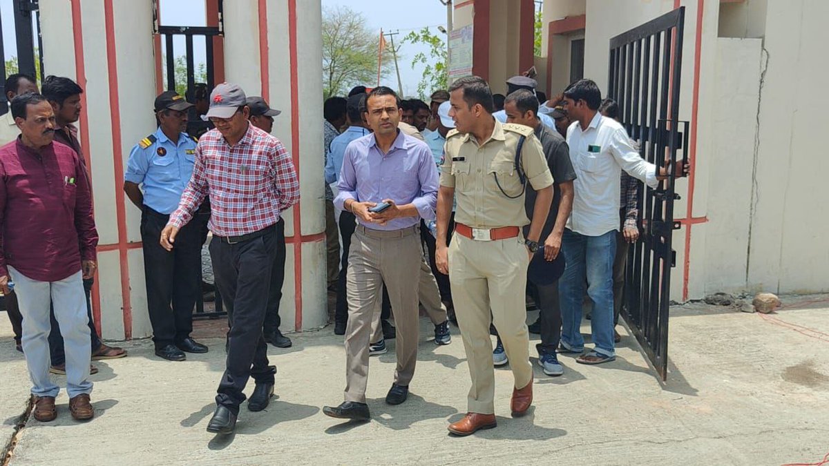 sgc_rguktb's tweet photo. Additional Collector of Nirmal arrived on campus to talk with students. We already discussed our issues with you sir, but we find no use. We need assurance from @TelanganaCMO. 

#VisitRGUKT  
#IIITBasar  
#ConsiderRGUKT  
#RGUKTBasar https://t.co/j5u5ZunA9y