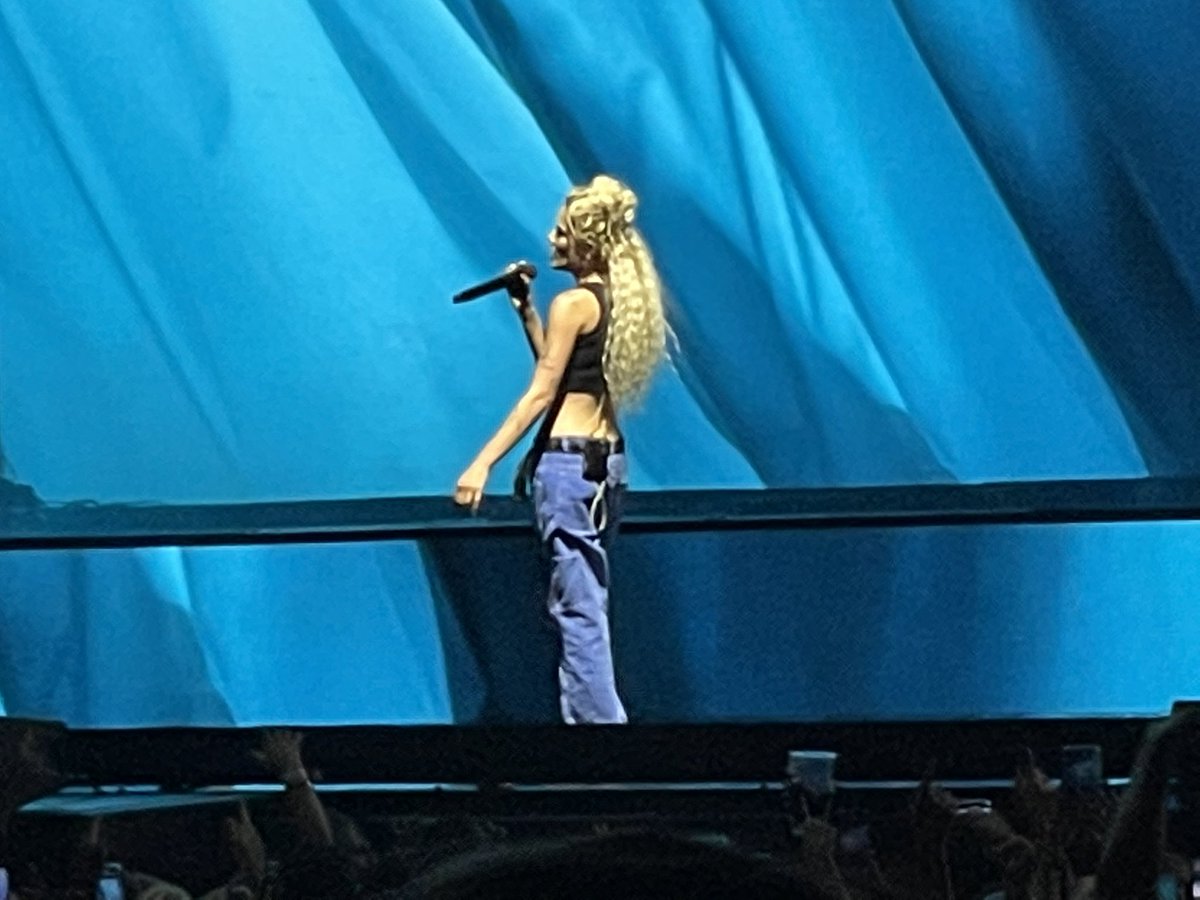 fluctrabutdumb's tweet photo. i think if i was back at @halsey concert rn i would be happy happy happy happy. https://t.co/qIcqGHsnIh