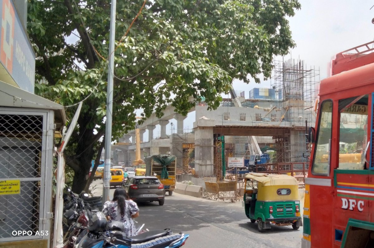 iam_complan_boy's tweet photo. #NammaMetro 

This is the place where the double decker flyover of Yellow Line Metro Corridor comes down &amp; finishes 🌉⏬↘️

The Pillars from here Are Been Built Steep Downwards ↘️ to connect the Silk Board Yellow Line Metro Station.

#Bengaluru https://t.co/hP9cI7lYQL