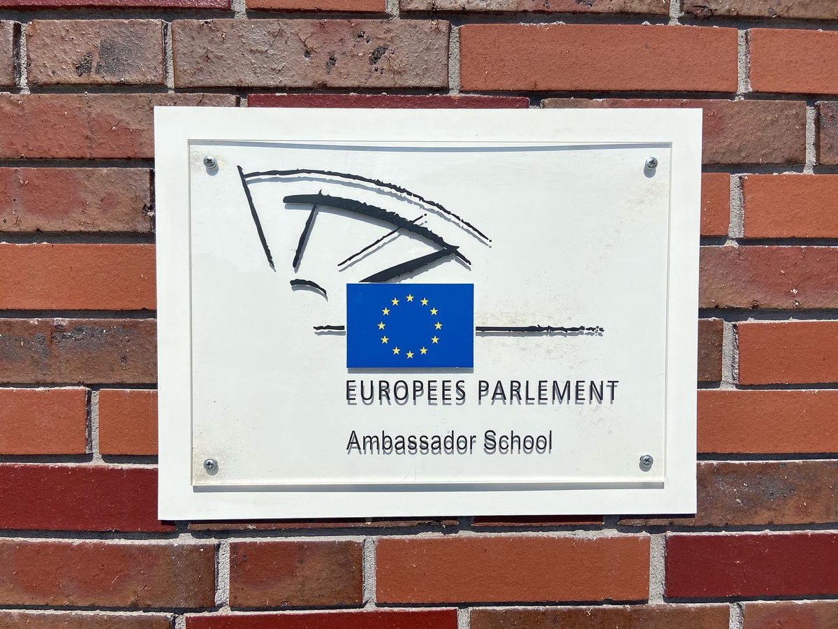 Europarl_NL's tweet photo. Leerlingen komen uit heel NL naar onze Juniordag bij @CurioOnderwijs in Roosendaal met Klimaatambassadeur Kiki Boreel @deKiesmannen @NJRtweets @DidierHerbert & Europarlementariër @MChahim. Wil jouw school ook meedoen met het #EPambassadorschool programma? https://t.co/ykmyywHNJi https://t.co/jz007jrn60