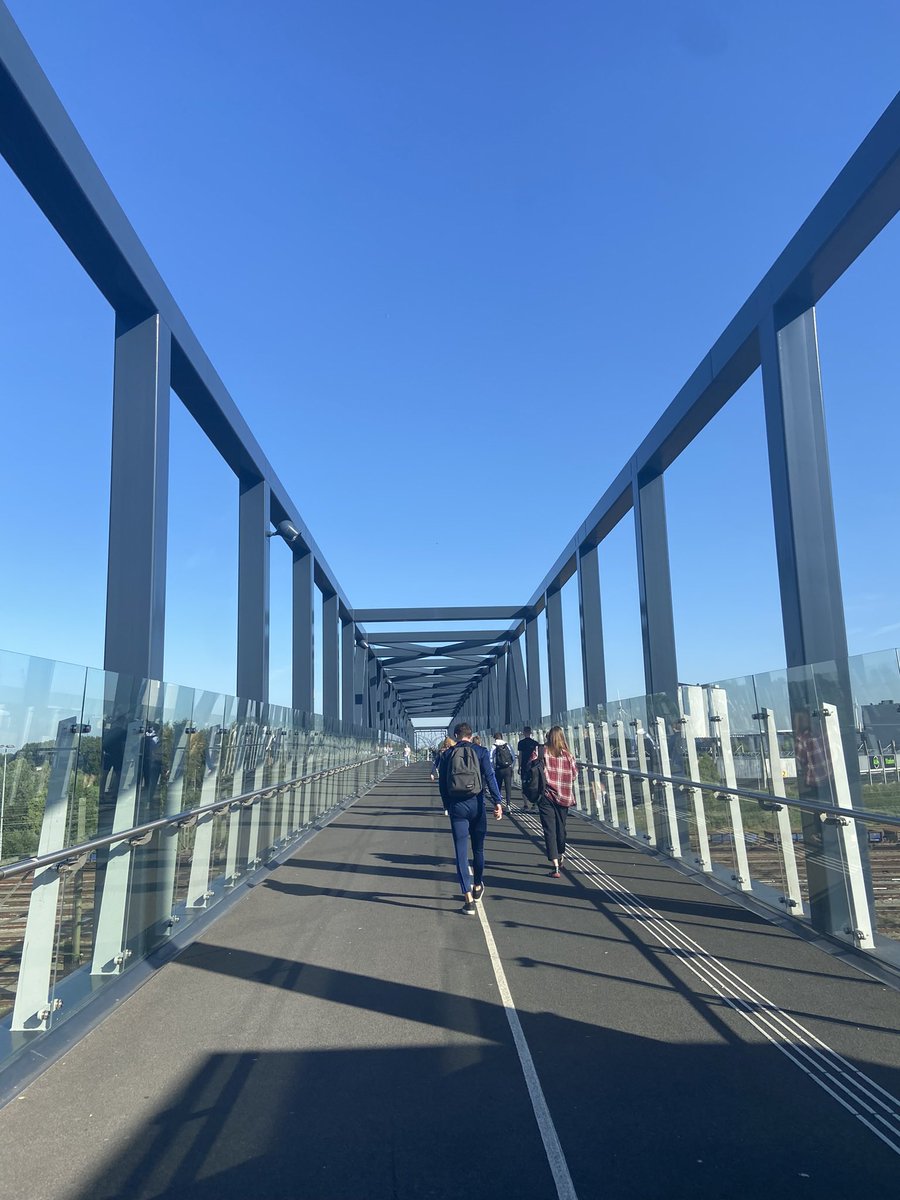 Europarl_NL's tweet photo. Leerlingen komen uit heel NL naar onze Juniordag bij @CurioOnderwijs in Roosendaal met Klimaatambassadeur Kiki Boreel @deKiesmannen @NJRtweets @DidierHerbert & Europarlementariër @MChahim. Wil jouw school ook meedoen met het #EPambassadorschool programma? https://t.co/ykmyywHNJi https://t.co/jz007jrn60