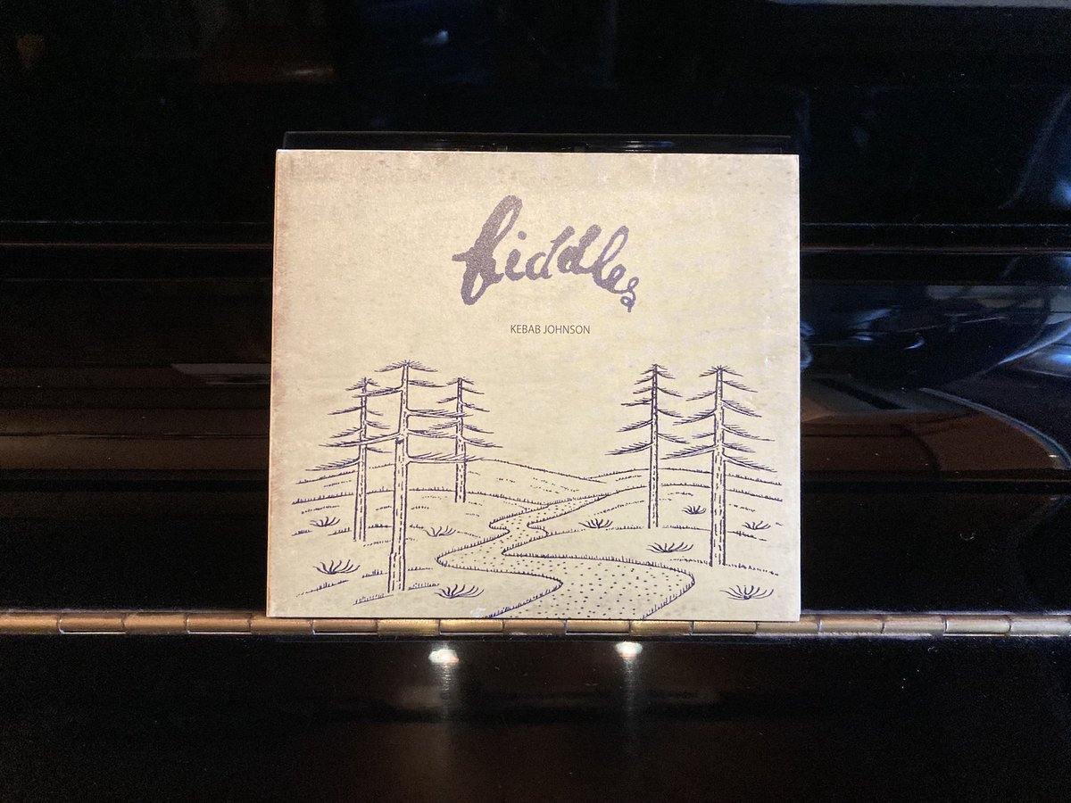 ScapeShoe's tweet photo. 今月の一枚はケバブジョンソンの「fiddles」です。この作品も中毒性があります。ケバブ特有の気怠さに詩的な世界観の広がりを感じ、個人的には完成度が最も高い作品だと思います。杉浦さんの落ち着いた歌声と洗練された厚みのあるサウンドは至福の時間を与えてくれます。来月の一枚もお楽しみに☆ https://t.co/1VfzWEOdq3