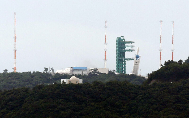 wakka44's tweet photo. Transfert sur le pas de tir du lanceur coréen #Nuri #KSLV2 avec #NextSat2. Lancement prévu demain à 06h00 UTC si la météo le permet. https://t.co/dVmhj4TAOR
