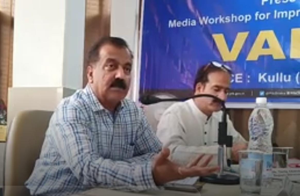 PIBShimla's tweet photo. Sh. Susheel Chandra,CMO Kullu delivered discussed about  “Centrally Sponsored Schemes in Health Sector in Kullu”  during the "VARTALAP" a rural media workshop in Kullu, #HimachalPradesh  organised by #PIBShimla.
@PIBChandigarh
@PIB_India
@MIB_India 
@CMOFFICEHP https://t.co/Oxz13YOqP5