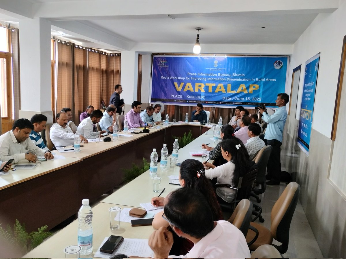PIBShimla's tweet photo. Sh. Susheel Chandra,CMO Kullu delivered discussed about  “Centrally Sponsored Schemes in Health Sector in Kullu”  during the "VARTALAP" a rural media workshop in Kullu, #HimachalPradesh  organised by #PIBShimla.
@PIBChandigarh
@PIB_India
@MIB_India 
@CMOFFICEHP https://t.co/Oxz13YOqP5