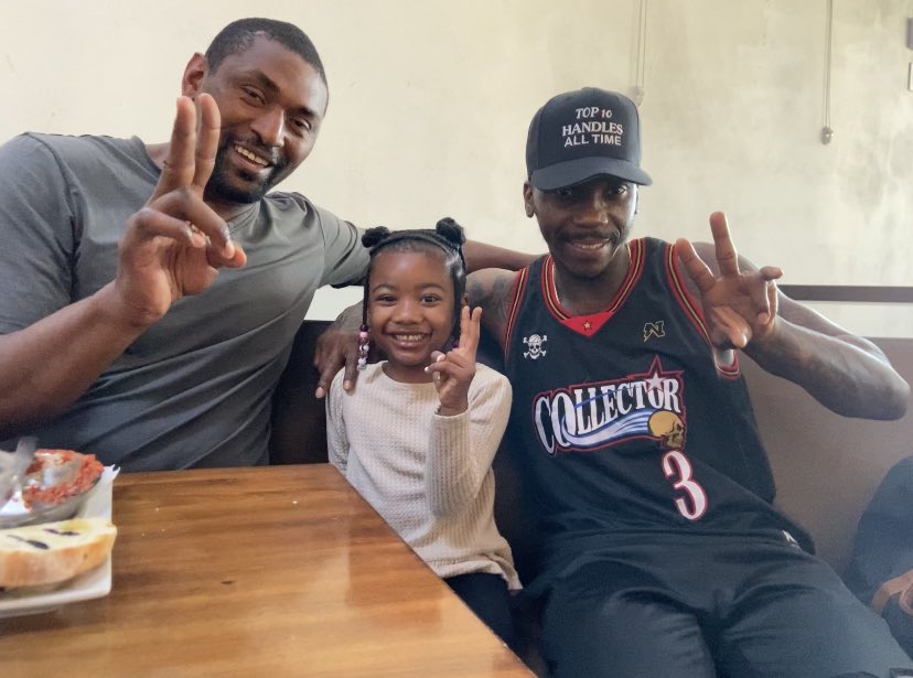 BabyGirl_Sade's tweet photo. Three Goats!🐐 Two fingers ✌️ https://t.co/4SUg4zocq3