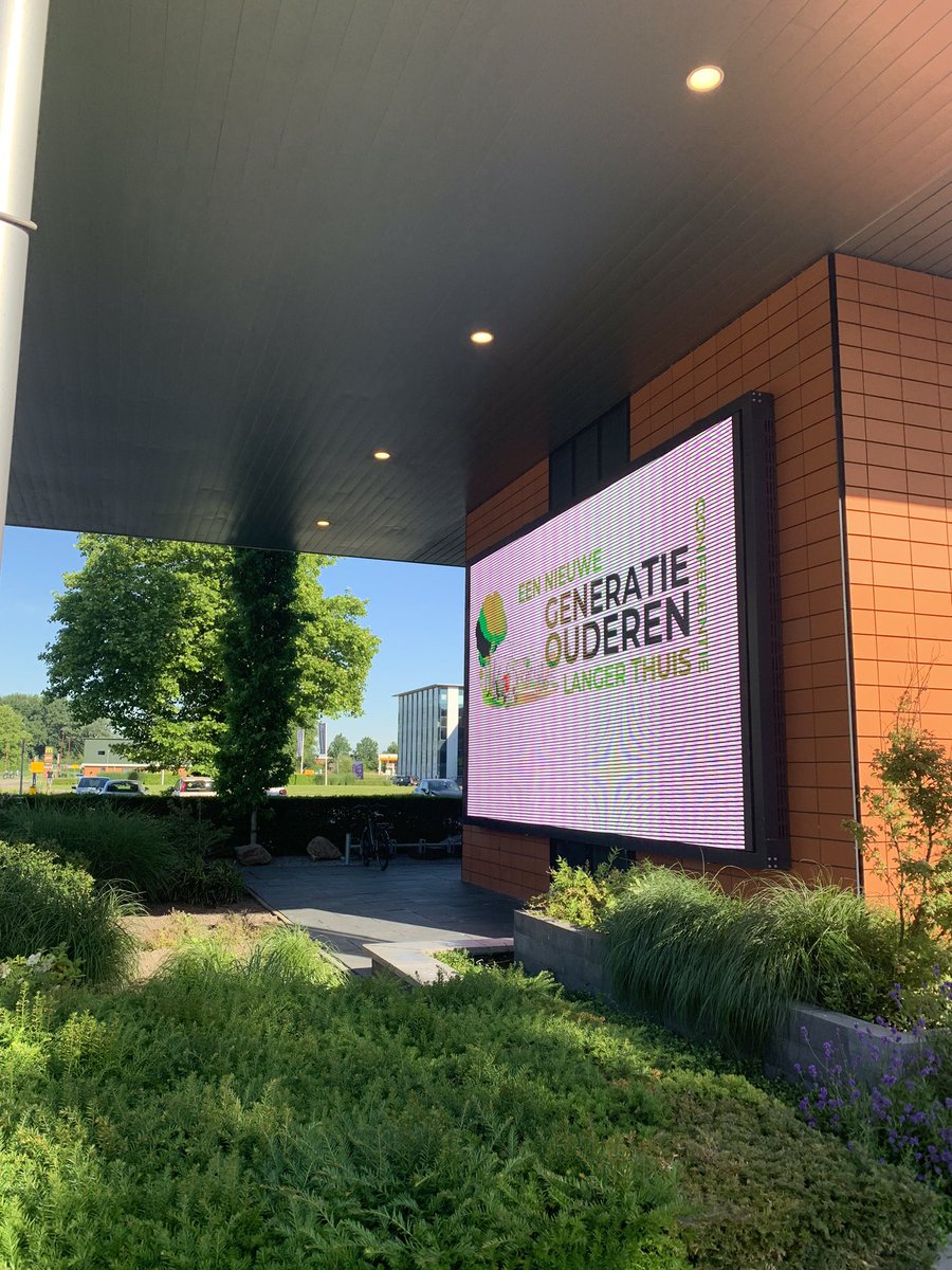 marijeblok's tweet photo. Dit belooft weer een mooie dag te worden! Het #congres Nieuwe Generatie Ouderen Langer Thuis wordt afgetrapt door Robbery Huijsman in een zaal van 1000 onderzoekers, #ouderen, verzorgenden, vrijwilligers en meer. Wat een feest om weer live samen te komen! 🥳 #ngolt https://t.co/XVIgvvCARC