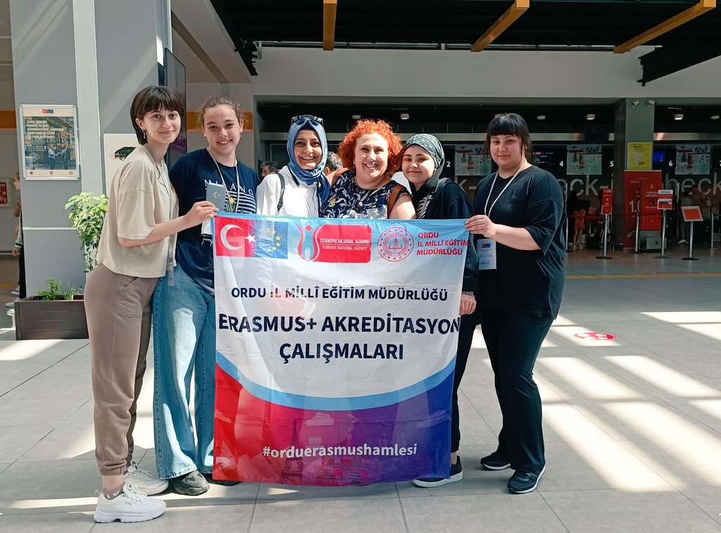 OrduARGE's tweet photo. Erasmus+ Okul Egitimi Akreditasyonu kapsamında Cekya Prag'da öğrenci grup hareketliliğine katılacak öğrencilerimizi uğurladık. Yolları açık olsun💫
#orduerasmushamlesi 

@frkkymkc 
@ulusalajans 
@mfvargeloglu 
@GozudikMusa 
@Ordu_MEM https://t.co/Ws3cYHhRO4
