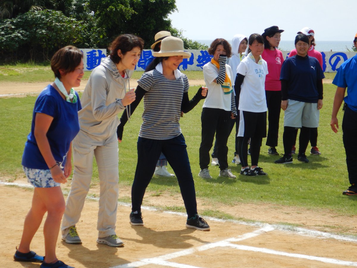 HatomaMarine's tweet photo. 鳩間島小中学校大運動会
今年は7月3日に開催される事になりました！
観光客の皆さんも希望者は徒競走や玉入れ等に参加出来ます
民宿対抗リレーは盛り上がりますよ！！
参加賞や特別賞も色々
朝の定期船が着いて皆さんが校庭に集まれる頃から開催されます(^_^)v https://t.co/Ch0KHwFFry