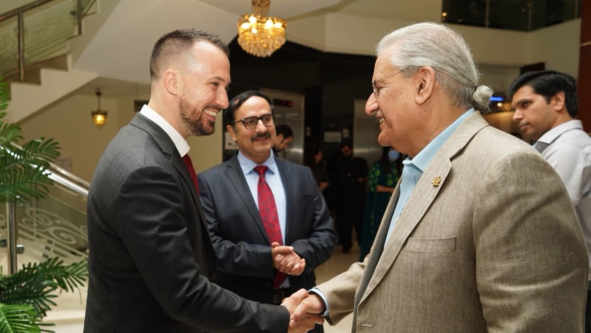 HSF_Pakistan's tweet photo. Training of Trainers on #DemocraticDevolution and #GoodGovernance in Pakistan: @HSF_Pakistan Resident Representative Dr. @Steffen_Kudella welcoming @SenatorRabbani, the former Chairman of the @SenatePakistan, to the workshop https://t.co/edbCVy30x6