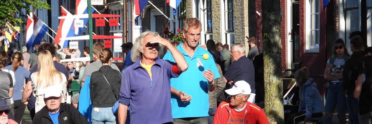 Dames en 50+’ers in actie op de dinsdag - lanenkaatsen.nl/?p=2166 - 
Het was wederom een prachtige avond op de Lanen met volop zon, lekkere temperaturen en een heerlijke entourage in en om de perken. Een auto in perk 6 hield de boel wat op, maar dat mocht de pret niet bederven...