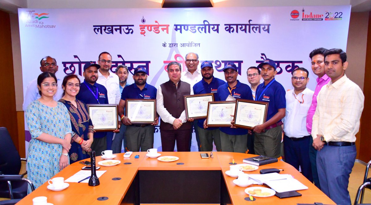 IndaneDO's tweet photo. Shri Sanjeev Kakkar,ED &amp; SH for UPSO1 &amp; Shri KM Thakur GM(LPG) UPSO1,gracing the celebration with their presence, honouring "Winners of the Month" of Chhotu Dost Club at Lucknow Indane DO.
@SanjivKakkar3 @thakurkm007 @Swarn28837 @MdKalim94771380 @IOCL_UP @IndianOilcl @mkverma076 https://t.co/npkMxIMpiG
