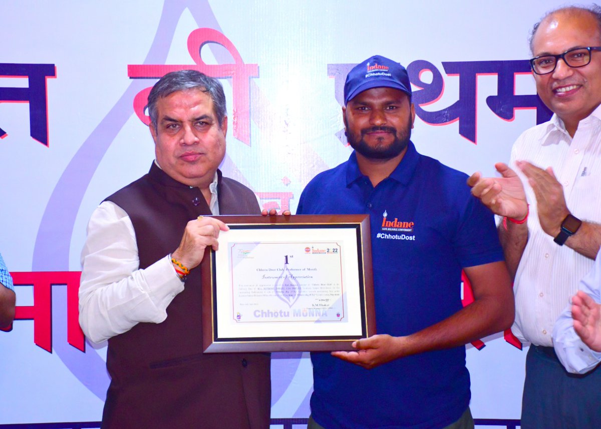 IndaneDO's tweet photo. Shri Sanjeev Kakkar,ED &amp; SH for UPSO1 &amp; Shri KM Thakur GM(LPG) UPSO1,gracing the celebration with their presence, honouring "Winners of the Month" of Chhotu Dost Club at Lucknow Indane DO.
@SanjivKakkar3 @thakurkm007 @Swarn28837 @MdKalim94771380 @IOCL_UP @IndianOilcl @mkverma076 https://t.co/npkMxIMpiG