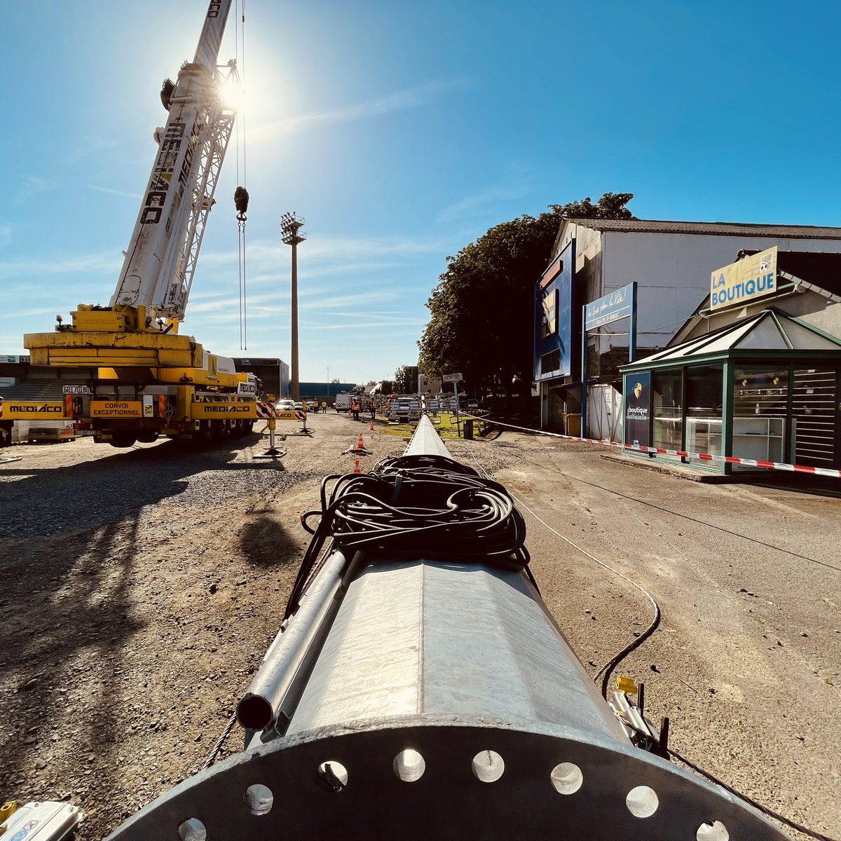 🚧 Les travaux d’intersaison au Stade Fred-Aubert avancent à grands pas !

En plus de la mise en place des nouveaux mâts d’éclairage, le terrain d’entraînement des #Griffons retrouve une nouvelle jeunesse !

#golestade