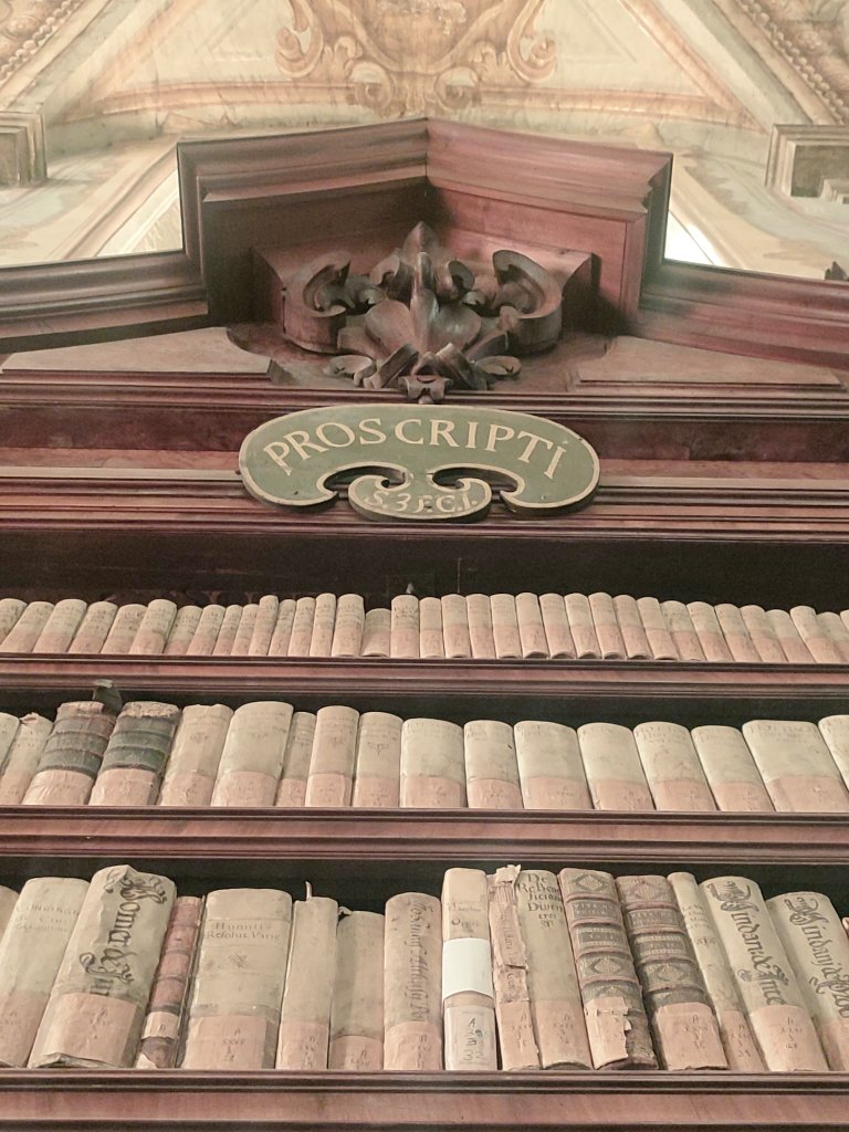 bcm_girolamini's tweet photo. Un importante tributo alla #libertàMW è sicuramente dato dalla presenza nella Sala #Vico della Biblioteca dei #Girolamini di due palchetti riservati ai libri #proibiti, segno di grande apertura mentale da parte dei padri oratoriani 😇 #libertàDinformazione #MuseumWeek https://t.co/ZNORxBnzn2