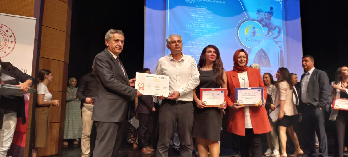 DerelerIlkokulu's tweet photo. Okulumuzda  yürütülen e-twinning projesi kapsamında Matematik Öğretmenimiz Mesude Gülşah DAĞDELEN'in "Öğretmenim Doğa" projesi Ulusal Kalite Etiketi, İngilizce Öğretmenimiz Yasemin BARIK'ın "My Dream Job" projesi Avrupa Kalite Etiketi ile ödüllendirilmişlerdir.
@CanikMem https://t.co/btRcNKQDek