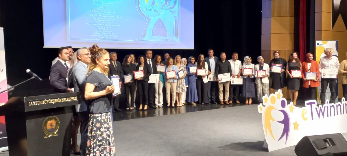 DerelerIlkokulu's tweet photo. Okulumuzda  yürütülen e-twinning projesi kapsamında Matematik Öğretmenimiz Mesude Gülşah DAĞDELEN'in "Öğretmenim Doğa" projesi Ulusal Kalite Etiketi, İngilizce Öğretmenimiz Yasemin BARIK'ın "My Dream Job" projesi Avrupa Kalite Etiketi ile ödüllendirilmişlerdir.
@CanikMem https://t.co/btRcNKQDek
