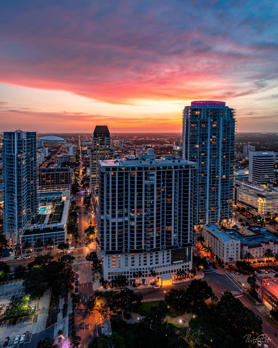 VisitSPC's tweet photo. Another look at last night’s vibrant sunset over @StPeteFL. Photo taken by the talented @Rob_Palo. 🌆 #StPete #Florida #LiveAmplified https://t.co/7oDFyNZ4n8
