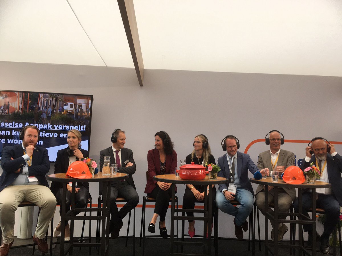 Op de stand van <a href="/Vastgoedmarktnl/">Vastgoedmarkt</a>: dialoogsessie 'De Overijsselse aanpak versnelt!'. In gesprek over versnelling en concrete projecten met <a href="/MoniquevanHaaf/">Monique van Haaf</a>, <a href="/Hamitkarakus/">Hamit</a>, <a href="/AlfredBolks/">Alfred Bolks</a>, <a href="/ArieSpeulman/">Arie Speulman</a>, <a href="/jeroendiepemaat/">Jeroen Diepemaat</a>, <a href="/MariekeMentink/">Marieke Mentink</a>, <a href="/Martinvanrees/">Jan Martin van Rees</a> en Marleen Mokkink. #provada