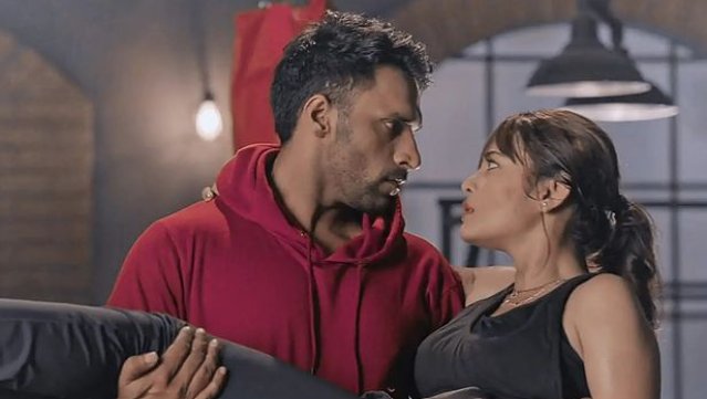 AlbatrossAmi9's tweet photo. Their first falling in arms with 👀eyelock

Monami looked so irresistible here🔥🥵🤒

#ZiddiDilMaaneNa #MoRan https://t.co/5IUmg7L6fp