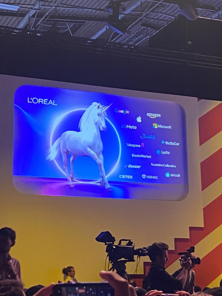 ChanPerco's tweet photo. A la conférence de "Future of The Beauty" 💄 de l' @lorealparisfr.

Le futur de la #tech sera  : 
- Au service de la planète 
- Inclusif (tout homme ou femme peut trouver sa forme). 
- Expérientiel
- Personnalisé (en utilisant l'IA)

#Vivatech https://t.co/VvgJjgn4d2