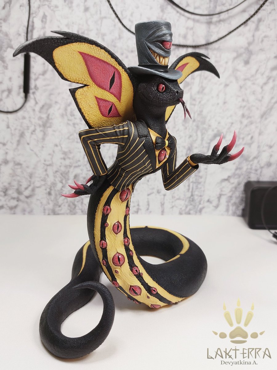 lakterra's tweet photo. °๑︎🔥Sir Pentious🔥๑︎°

● Figure size: height (17.3 cm);  width (15.5 cm).
● Materials: wire frame, foil, polymer clay, semi-beads, matte paints, matte and glossy varnish.

#lakterra_workshop #SirPentious #HazbinHotel #HazbinHotelSirPentious #sculpt #wip #polymerclay https://t.co/mB78vuR1CE