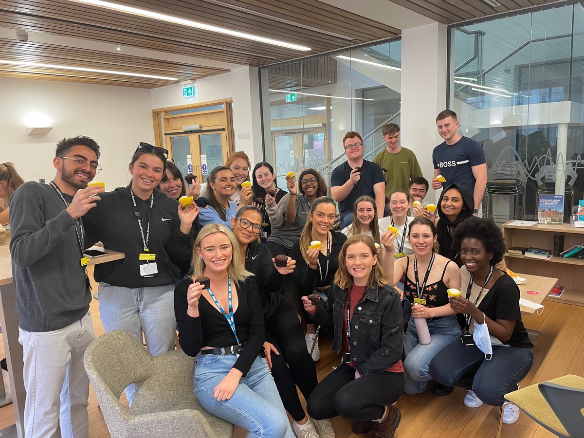 Our passionate &amp; resilient #NewcastlePAs enjoying a little treat 🧁 on a hard week after honing their venepuncture &amp; cannulation skills - safe practice for patients
#physicianassociate
#PApositivity
 @FPARCP 

(Consent from all to post)