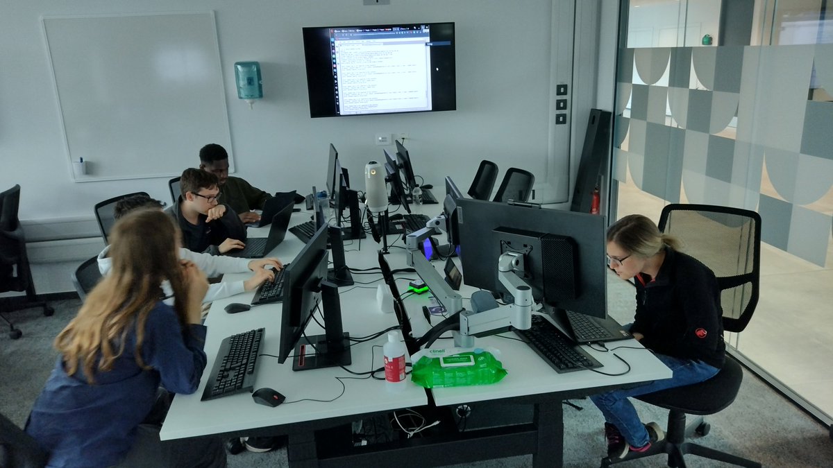 AdamantlyAstro's tweet photo. A very successful #oneAPI workshop today at @comp_sci_durham, many thanks to @IntelDevTools for the support! https://t.co/OLXervuCuP
